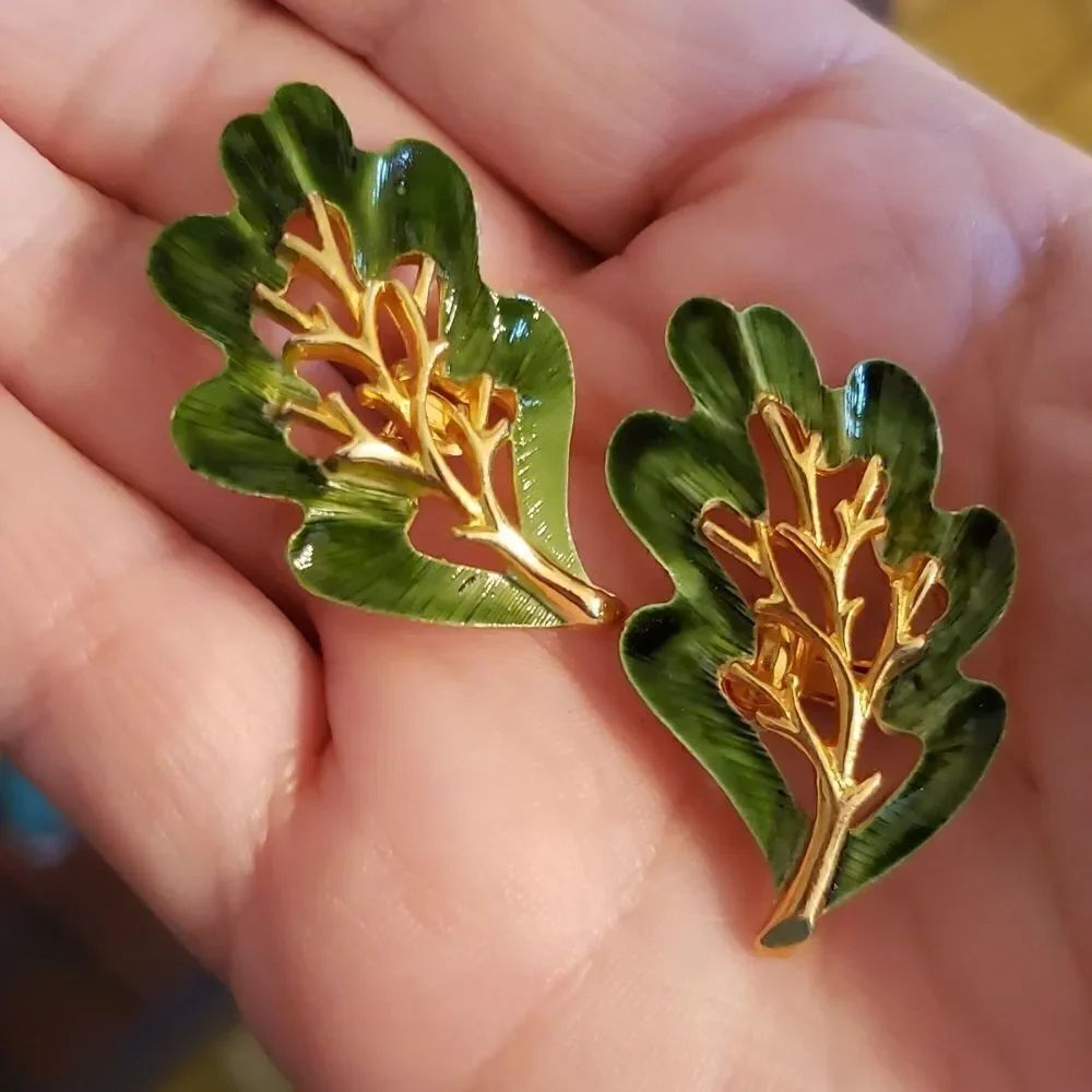 Vintage Signed Sarah Coventry  Goldtone and Green Resin Leaf Clip Earrin…
